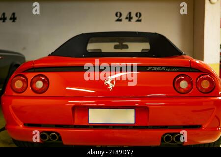 Red Ferrari in der Garage geparkt Stockfoto