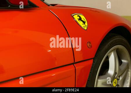 Red Ferrari in der Garage geparkt Stockfoto