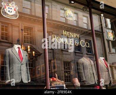 Schaufenster von Henry Poole & Co, maßgeschneiderte Herrenschneider in Savile Row, London Stockfoto