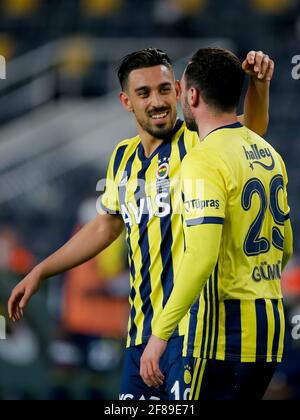 ISTANBUL, TÜRKEI - 12. APRIL: Irfan Kahveci von Fenerbahce SK und Sinan Gumus von Fenerbahce SK während des Super Lig Spiels zwischen Fenerbahce SK und Gaziantep FK im Sukruu Saracoglu Stadion am 12. April 2021 in Istanbul, Türkei (Orange Bilder) Stockfoto