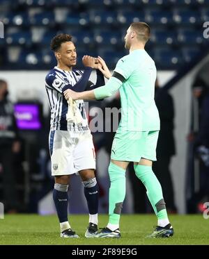 West Bromwich Albions Matheus Pereira (links) und Torhüter Sam Johnstone feiern den Sieg nach dem Premier League-Spiel in den Hawthorns, West Bromwich. Bilddatum: Montag, 12. April 2021. Stockfoto