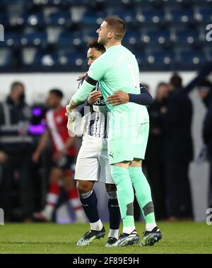 West Bromwich Albions Matheus Pereira (links) und Torhüter Sam Johnstone feiern den Sieg nach dem Premier League-Spiel in den Hawthorns, West Bromwich. Bilddatum: Montag, 12. April 2021. Stockfoto