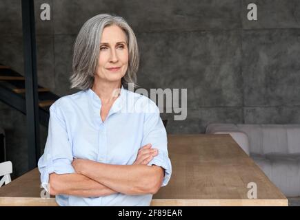 Professionelles Porträt einer Geschäftsfrau, die im Heimbüro steht. Stockfoto