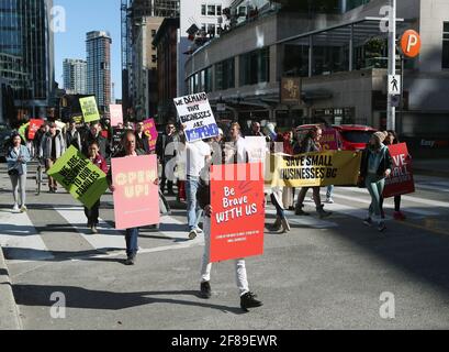 Vancouver, British Columbia, Kanada. April 2021. Mehrere Hundert überwiegend kleine Unternehmer, Mitarbeiter und Unterstützer marschieren am 10. April 2021 während der Save Small Business Rally durch die Innenstadt von Vancouver, British Columbia (BC), um gegen die erneute Sperre von COVID-19 zu protestieren, die der Gesundheitsbeauftragte der Provinz BC, Dr. Bonnie Henry, verhängt hat. Öffentliche Spirituosenläden und große Korporationskastenläden scheinen im Vergleich zu kleinen Unternehmen günstigere Betriebsregeln zu erhalten. Heinz Ruckemann/ZUMA Pressequelle: Heinz Ruckemann/ZUMA Wire/Alamy Live News Stockfoto