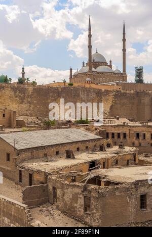 Tagesaufnahme am bewölkten Tag der großen Moschee von Muhammad Ali Pascha - Alabaster Moschee - in der Zitadelle von Kairo in Ägypten, einem der Wahrzeichen und touristischen Attraktionen von Kairo Stockfoto