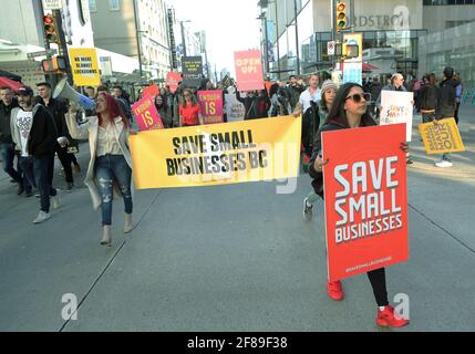 Vancouver, British Columbia, Kanada. April 2021. Mehrere Hundert überwiegend kleine Unternehmer, Mitarbeiter und Unterstützer marschieren am 10. April 2021 während der Save Small Business Rally durch die Innenstadt von Vancouver, British Columbia (BC), um gegen die erneute Sperre von COVID-19 zu protestieren, die der Gesundheitsbeauftragte der Provinz BC, Dr. Bonnie Henry, verhängt hat. Öffentliche Spirituosenläden und große Korporationskastenläden scheinen im Vergleich zu kleinen Unternehmen günstigere Betriebsregeln zu erhalten. Heinz Ruckemann/ZUMA Pressequelle: Heinz Ruckemann/ZUMA Wire/Alamy Live News Stockfoto
