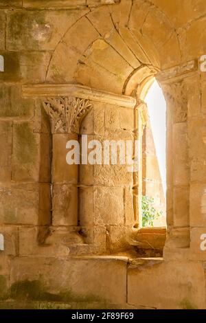 Schlüsselsymbol aus Mauerwerk neben einem Fenster im Zisterzienserkloster Santa María de Moreruela aus dem 12. Jahrhundert. Zamora. Spanien. Stockfoto