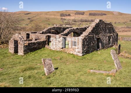 Die zerklüftete Ruine von Busk Old Church Raydale Yorkshire Dales National Park England Stockfoto