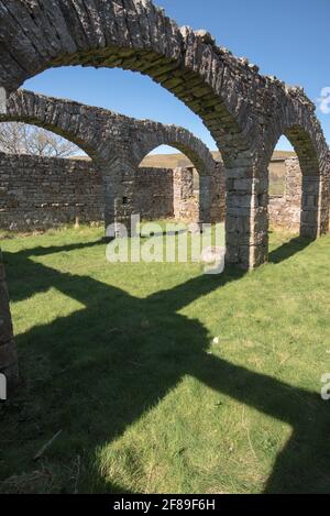 Die zerklüftete Ruine von Busk Old Church Raydale Yorkshire Dales National Park England Stockfoto