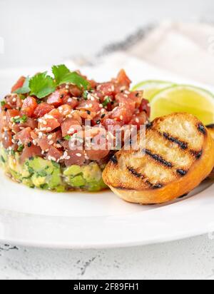 Thunfisch-Tartare mit Avocado und Sesam Stockfoto