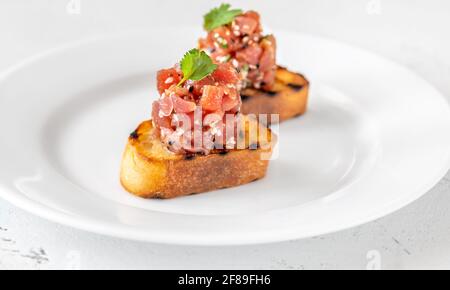 Sandwiches mit Thunfisch-Tartare auf dem weißen Teller Stockfoto