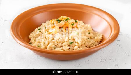 Portion Risotto garniert mit Garnelen in der Schüssel Stockfoto