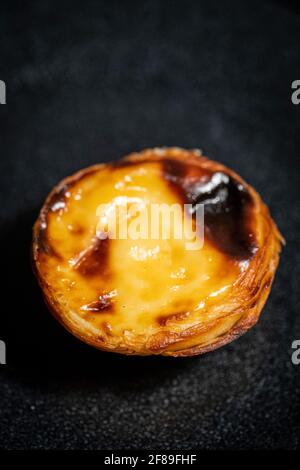 Traditionelles Pastel de Belém, portugiesische Eiertarte Stockfoto