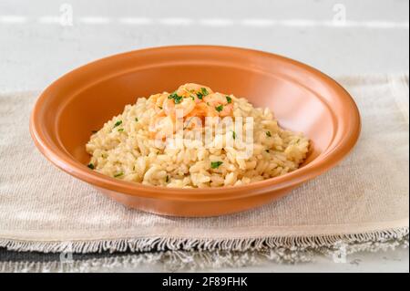 Portion Risotto garniert mit Garnelen in der Schüssel Stockfoto