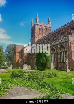 Crediton, Devon, UK- Pfarrkirche aus dem 15. Jahrhundert, Mauerwerk im normannischen gotischen Stil mit quadratischem Glockenturm Stockfoto