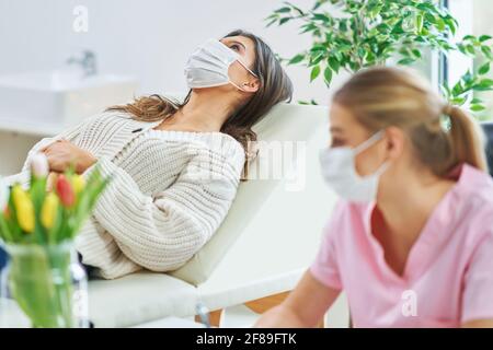 Professionelle Psychiater Beratung ihrer Patienten und Notizen sowohl in Masken Stockfoto