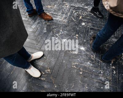 Blick von oben auf die menschlichen Füßlinge, die gehen Stockfoto