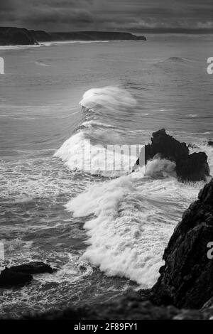 Malerische Aussicht auf die Küste entlang Carrapateira mit den Felsformationen und Wellen, die während eines Sturms in die Felsen stürzen, an der Algarve, Portugal Stockfoto