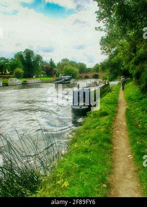 Kreuzfahrt auf der Themse in der Nähe des Sonning Eye mit Blick auf die Sonning Bridge, in der Nähe von The Sonning Eye. Maleffekt hinzugefügt Stockfoto