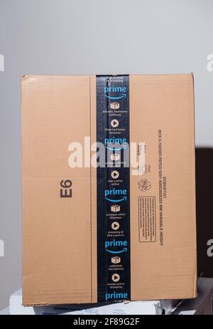 Nahaufnahme von gut vortected von Scotch Tape Amazon Prime Karton Box Parcel - der Online-Händler Riese wurde von gegründet Jeff Bezos Stockfoto