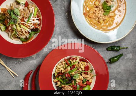 Gebratene thai-Nudeln und Gemüse in roten Teller und rühren Shrimp-Pfeffer Stockfoto