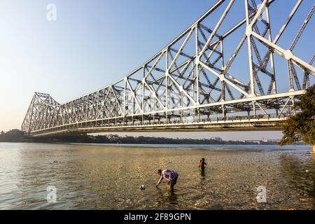 Kalkutta, Westbengalen, Indien - Januar 2018: Der Hooghly-Fluss fließt unter der freistehenden Howrah-Brücke in der Stadt Kalkutta. Stockfoto