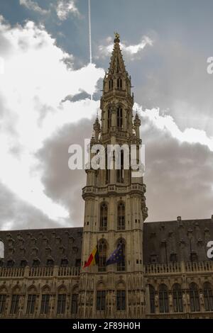 Brüssel - Belgien - April 03, 2021 : das Brüsseler Rathaus ist ein gotisches und klassisches Gebäude am Grand-Place in Brüssel in Belgien Stockfoto