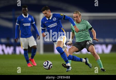 Brighton und Hove Albions Jakub Moder (links) und Evertons Tom Davies in Aktion während des Premier League-Spiels im AMEX Stadium, Brighton. Bilddatum: Montag, 12. April 2021. Stockfoto