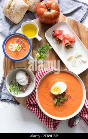 Nahaufnahme einer kalten spanischen Tomatensuppe auf einem Holzbrett. Stockfoto