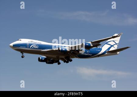 Eine Boeing 747-400fF von Air Bridge Cargo wird auf dem internationalen Flughafen Frankfurt Rhein-Main landen. Stockfoto