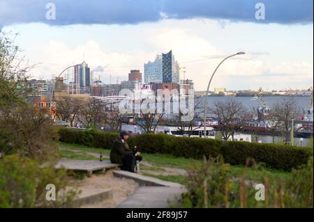 Hamburg, Deutschland. April 2021. Graue Wolken driften über die Elbe, die Elbphilharmonie und den Hafen am St. Pauli Fischmarkt. Quelle: Jonas Walzberg/dpa/Alamy Live News Stockfoto