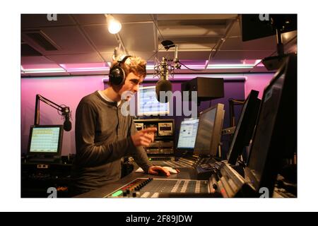 Radio! Am frühen Morgen DJ Greg James in einem Studio am BBC Radio 1 in LondonFoto von David Sandison The Independent Stockfoto