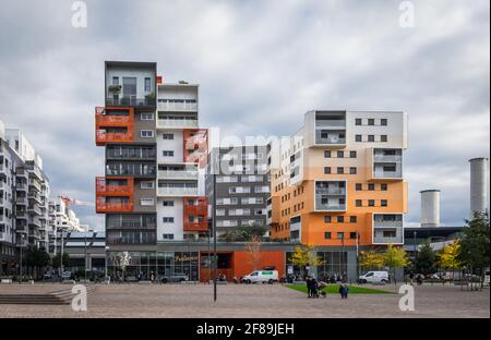 St-Ouen, Frankreich, Oktober 2020, Blick auf einige farbenfrohe Gebäude in Les Docks, einem alten Industriegebiet, das zu einem Wohnkomplex regeneriert wurde Stockfoto