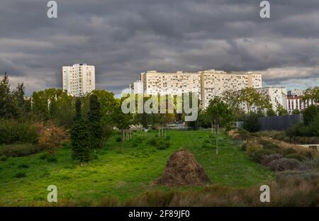 St-Ouen, Frankreich, Oktober 2020, Blick auf den Park in Les Docks ein altes Industriegebiet, das zu einem Wohnkomplex mit Teichen und Gärten regeneriert wurde Stockfoto