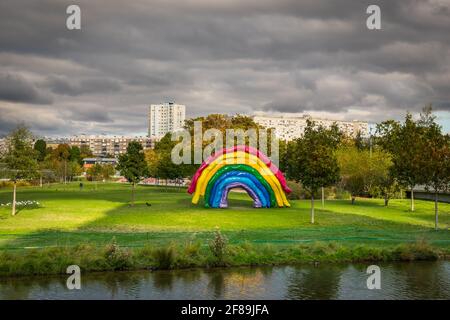 St-Ouen, Frankreich, Oktober 2020, Blick auf ein Kunstwerk der Moderne im Park von Les Docks ein altes Industriegebiet, das zu einem Wohnkomplex regeneriert wurde Stockfoto