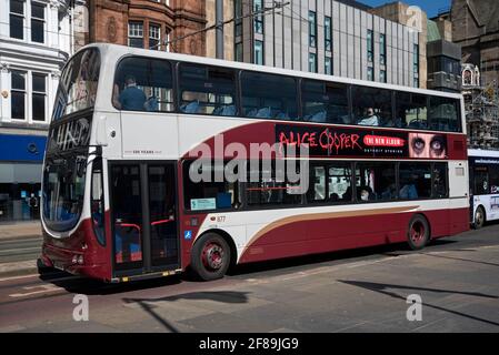 Alice Cooper-Werbespot auf der Seite eines Lothian-Busses in der Princes Street, Edinburgh, Schottland, Großbritannien. Stockfoto