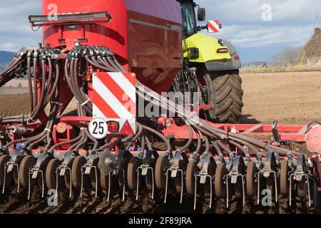 Eine detaillierte Ansicht eines Horsch Pronto DC Disc Seed Bohren Sie beim Drehen am Ende eines Feldes Während Der Aussaat Stockfoto