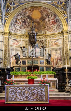 Siena, Italien. Hochaltar der Kathedrale Santa Maria Assunta. Es wurde 1532 von Balassarre Peruzzi erbaut. (Nur Für Redaktionelle Zwecke) Stockfoto