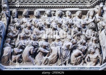 Siena, Italien. Teil der Kanzel Pisano von Nicola Pisano in der Kathedrale Santa Maria Assunta. Es geht um die ganze Botschaft der Kanzel Stockfoto