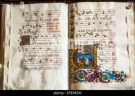 Siena, Italien. Kostbares, beleuchtetes Chorbuch, eine Musikhandschrift aus dem 15th. Jahrhundert, in der Piccolomini-Bibliothek neben der Kathedrale Santa Maria Stockfoto