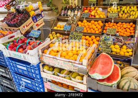 Cortona, Italien. Obst zum Verkauf in einem kleinen italienischen Markt. Stockfoto