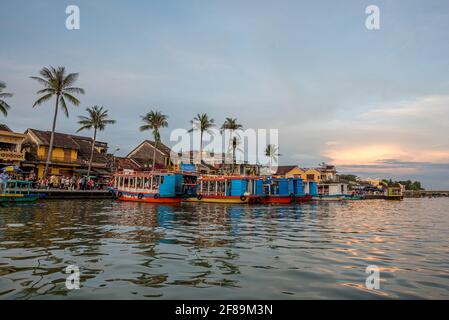 H?i an, Qu?ng Nam Province, Vietnam - Oktober 21,2018: Stadtbild von Hoi eine alte Stadt mit Booten und Menschen. Hoi an ist berühmt für seinen gut erhaltenen alten Schlepptau Stockfoto