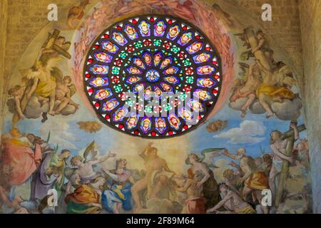 Todi, Umbrien, Italien. Zentrales Rosenfenster im Dom Santa Maria Annunziata, der im 12th. Jahrhundert begonnen wurde und über einem römischen Tempel erbaut wurde. (Für Stockfoto