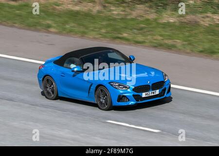 2019 blauer BMW z4 Sdrive20i M Sport Auto 1998cc Benzin-Roadster auf der M6-Autobahn in der Nähe von Preston in Lancashire, Großbritannien. Stockfoto