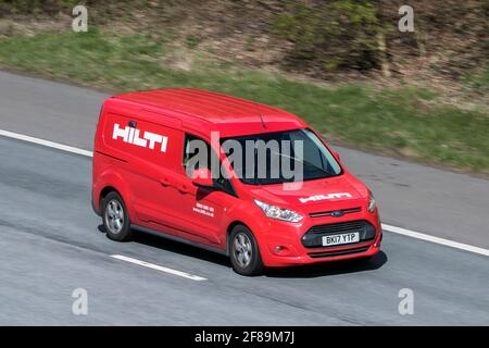 Hilti Elektrowerkzeuge Service ford Transit connect van fahren auf der Autobahn M6 in der Nähe von Preston in Lancashire, Großbritannien. Stockfoto