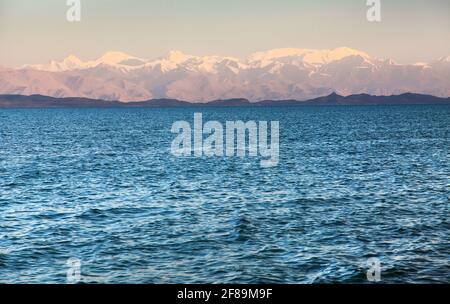 Karakul See und Pamir Range in Tadschikistan. Landschaft rund um Pamir Autobahn M41 internationale Straße Stockfoto