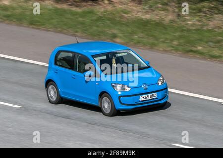 2015 blauer VW Volkswagen fährt auf der Autobahn M6 in der Nähe von Preston in Lancashire, Großbritannien, um 999 ccm Benzin zu tanken. Stockfoto