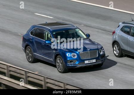 2017 blauer SUV Bentley Bentayga V8 D Auto 3956 cc auf der Autobahn M6 in der Nähe von Preston in Lancashire, Großbritannien. Stockfoto
