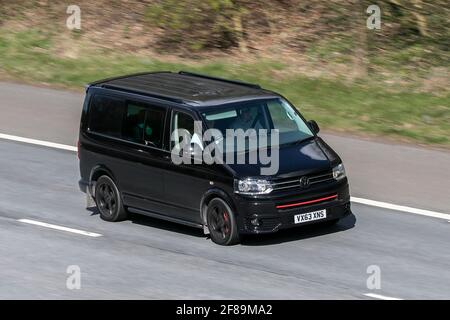 2013 schwarzer VW Volkswagen Transporter T32 S-Line TDI 180 auf der M6 bei Preston in Lancashire, Großbritannien. Stockfoto