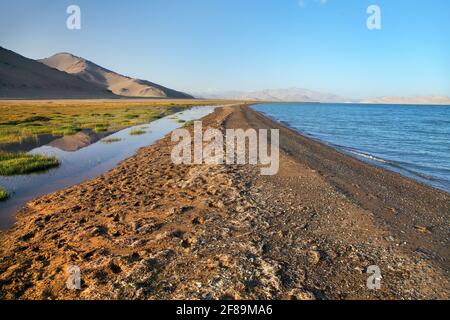 Karakul See und Pamir Range in Tadschikistan. Landschaft rund um Pamir Autobahn M41 internationale Straße Stockfoto